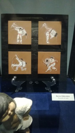 Mostra "Visioni d'Oriente" al Museo Fijlkam, 16 ottobre 2018 - vetrina con mattonette sul Judo